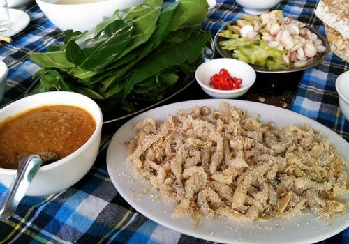 Bát chẻo nhệch có màu đỏ sậm, đặc sánh, đậm đà với màu vàng mỡ và hương thơm nước mũi đảm bảo tạo sự hấp dẫn cho món gỏi cá nhệch tại đây.