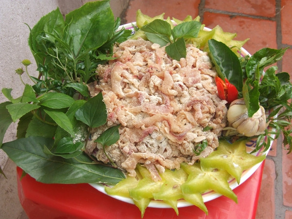 Khách du lịch đến Ninh Binh khi dùng các món ăn đặc sản không nên bỏ lỡ đặc gỏi cá nhệch Kim Sơn. Món ăn này rất thơm ngon và có mùi vị rất đặc trưng, ăn một lần là nhớ mãi.