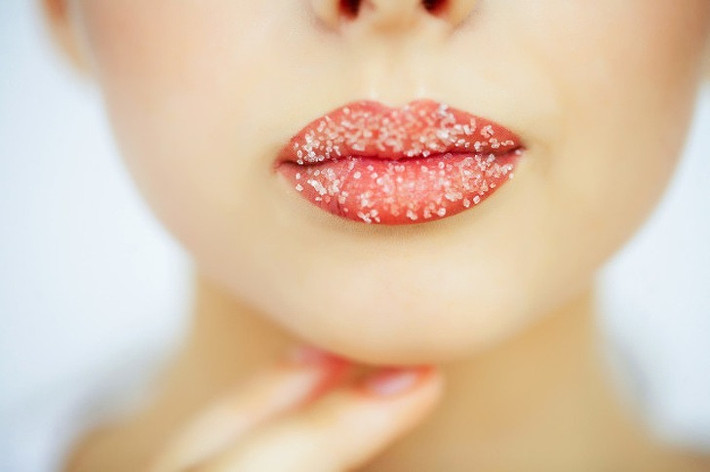Một mẹo để có đôi môi mềm mượt trước khi tô son đó là tẩy tế bào chết cho môi. Bạn có thể tự chế hỗn hợp tẩy tế bào chết cho môi bằng hỗn hợp đường thô và mật ong.