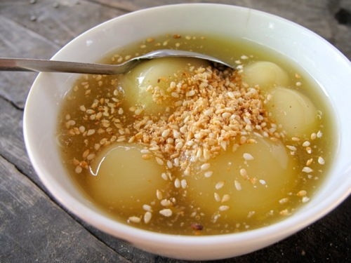 Chè trôi nước (miền Nam): Đây là món ăn không thể thiếu trong ngày này của người miền Nam. Từng viên chè tròn làm bằng bột nếp trắng, bên trong có nhân đậu xanh, ăn cùng với nước cốt dừa có vị béo, gần giống với bánh trôi của người miền Bắc.