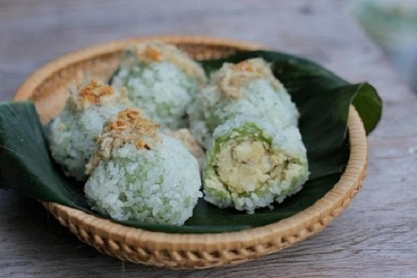 Bánh khúc (Lào Cai): Đây là món ăn không thể thiếu trong Tết Đoan Ngọ của người Nùng (Mường Khương, Lào Cai). Nguyên liệu làm bánh là gạo nếp ngon được chọn lựa kỹ càng, rau khúc, đậu xanh, hạt vừng đen.