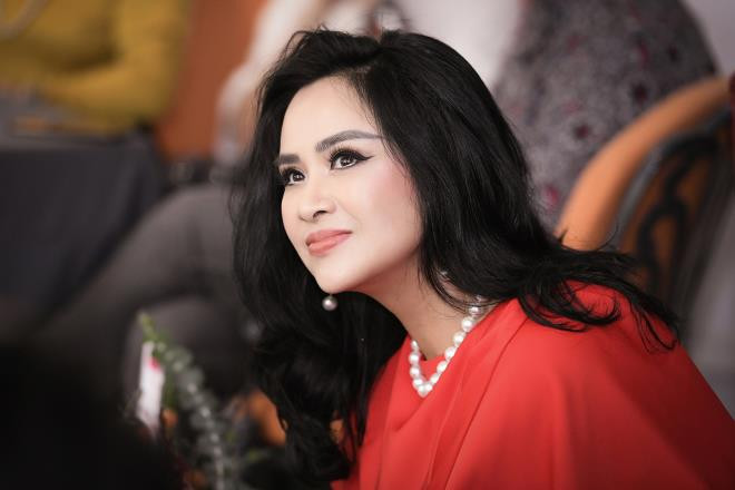 “Nếu muốn trẻ lâu, đẹp lâu thì đừng tin vào những lời quảng cáo hấp dẫn như đẹp ngay chỉ sau 1 lần sử dụng, hay đẹp ngay sau lần đầu tiên. Thanh Lam nghĩ rằng, nhan sắc của mỗi người phụ nữ như một bông hoa, hàng ngày cần chăm sóc từng ly từng tý, cẩn trọng từng chút một thì mới bung nở rực rỡ và tươi tốt lâu bền. Vậy nên, sắc đẹp và sức khỏe luôn đi liền với nhau, chúng như bộ đôi hoàn hảo khiến phụ nữ ở độ tuổi nào cũng quyến rũ”.