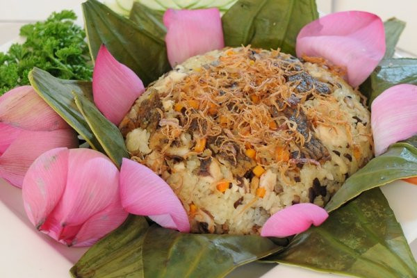 Xôi cá rô là sự kết hợp hài hòa của cá rô đồng và gạo nếp - những nguyên liệu sẵn có của vùng đất trù phú này. Hạt nếp dẻo mềm kết hợp với thịt cá rô đồng chắc nịch, phảng phất vị hành và nồng ấm của tiêu làm nên món xôi ngon nức tiếng xa gần của đất Nam Định.