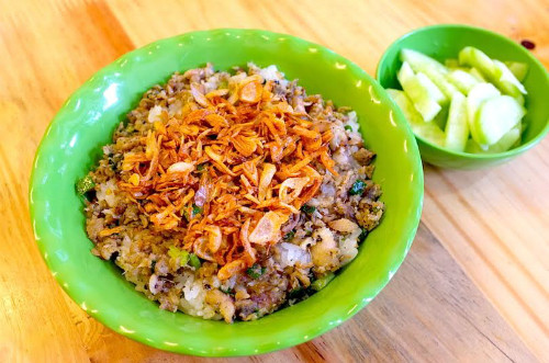 Khi xôi chín, hạt xôi tròn mẩy lan toả mùi thơm ngậy, lúc này bí quyết để tăng độ bóng đẹp cho xôi là tưới một ít mỡ gà lên bề mặt và trộn đều.
