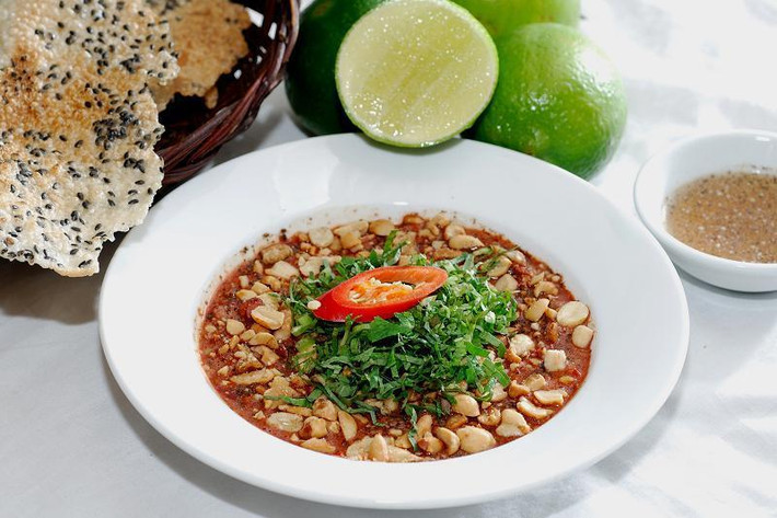 Tiết canh sò huyết: Món ngon này được chế biến dưới bàn tay khéo léo của người đầu bếp cùng những món gia vị cay nồng, ngọt béo không chỉ nổi tiếng ngon miệng mà còn bổ dưỡng. Sò huyết Lăng Cô nổi tiếng ngon nhất là vào tầm tháng 4 đến tháng 7, mùa biển lặng.