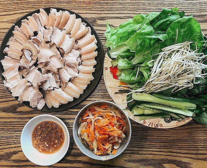 Thịt heo luộc chấm mắm sò: Sò Lăng Cô có quanh năm, vì thế thật không có gì gọi là khó hiểu khi chúng được tận dụng để chế biến thành món mắm sò. Nếu có lần từng thử mắm sò này, ắt hẳn không ai quên được cái mùi vị độc đáo, thơm dịu và hương vị cay nồng đầu lưỡi. Để có thể cảm nhận hết cái vị ngon của chúng, người dân nơi đây thường thưởng thức chung với thịt luộc, kèm theo rau thơm đủ loại. Chỉ đơn giản thế thôi cũng đủ làm người ăn phải “nghiện”.