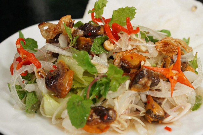 Gỏi sò huyết được chế biến khá đơn giản. Quan trọng là phải giữ được vị ngọt đậm đà vốn có của sò huyết. Sò huyết được rửa sạch, để ráo rồi cho vào lò vi-ba chừng khoảng 3 phút. Sò vừa chín tới, vẫn còn giữ được độ tươi ngon.