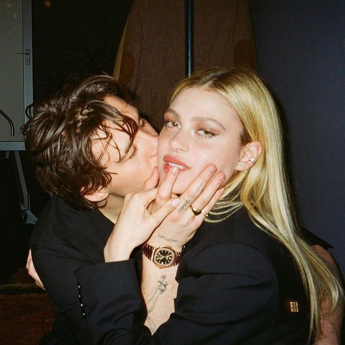 Nicola Peltz ngoài việc là diễn viên trẻ, cô còn được biết đến là con gái tỷ phú Nelson Peltz, với khối tài sản ròng gấp 5 lần nhà Beckham. Từ ngày công khai bạn gái mới, Brooklyn không ngại thể hiện tình cảm, từ chốn đông người đến những bài đăng trên mạng xã hội. Thậm chí, chàng trai sinh năm 1999 bị truyền thông phương Tây gọi là kẻ nghiện bạn gái, thường xuyên xuất hiện và thể hiện tình cảm quá đà với Peltz.