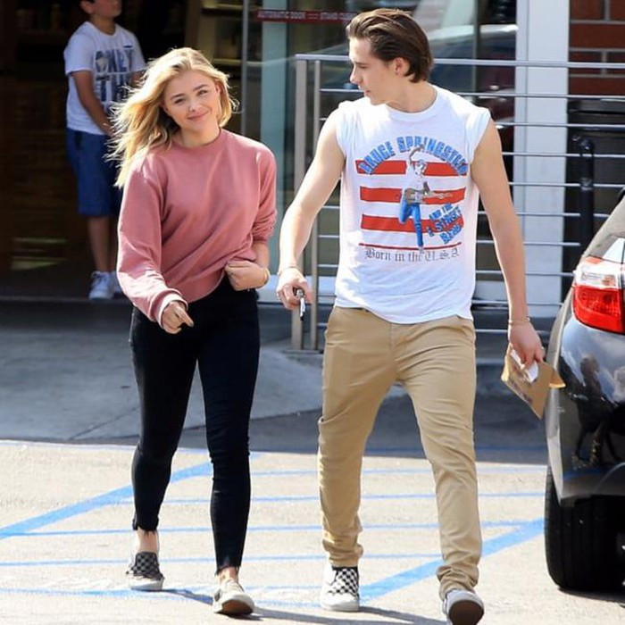 Bạn gái đầu tiên của Brooklyn Beckham là Chloe Moretz. Cả hai chính thức hẹn hò từ năm 2014, sau khi phát hiện xuất hiện chung tại Tuần lễ thời trang Los Angeles. Từ năm từ 2014-12018, quý tử nhà Beckham hẹn hò nhiều mỹ nhân, cô đều tha thứ. Song, mối quan hệ này chỉ kéo dài 4 năm. "Thật khó khăn khi chia tay với Brooklyn, nhưng mọi thứ nên dừng lại", diễn viên trẻ nói với Times of London.