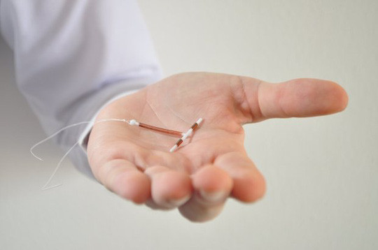BS CKI Cao Thị Hồng Chi - Giám đốc phòng khám Sản phụ khoa và Kế hoạch hóa gia đình (thuộc Hội Kế hoạch hóa Gia đình Việt Nam) cho biết, có nhiều trường hợp đặt vòng tránh thai nhưng vẫn có thai bởi khi đặt, do tác dụng vòng lệch khỏi vị trí, hoặc đặt vòng tụt thấp hơn so với vị trí thì hoàn toàn có thể có thai.