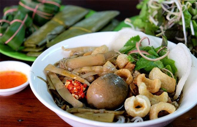 Bún thối hay bún mắm cua thối được cho là món ăn nổi tiếng ở Pleiku bởi hương vị đặc biệt. Chính bởi mùi hương lạ này mà món ăn kén người hơn rất nhiều so với các loại bún cua khác ở Việt Nam.