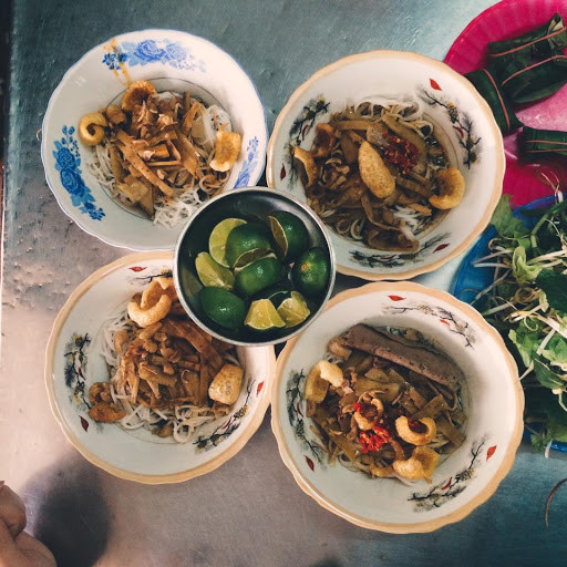 Ở Pleiku, có nhiều hàng bán bún cua thối, nhưng có tiếng nhất phải kể đến quán bún Chi trên đường Phùng Hưng. Dù chỉ là một quán nhỏ trong hàng loạt quán xá trong chợ nhưng nhờ mùi vị đặc trưng nên rất dễ nhận ra. Ảnh: Internet.