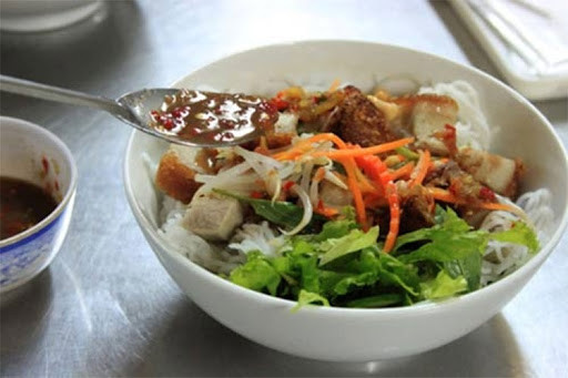 Vừa cho vào miệng, mùi "thơm" đã vội xộc lên nhưng từ từ dung hòa bằng chút cay the tinh tế.