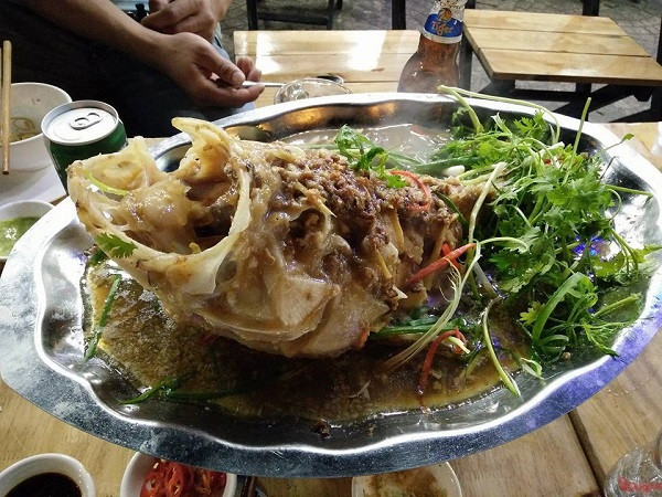 Đối với món cá nấu lẩu chua, nước lẩu được ninh bằng sườn heo non, nấu với cơm mẻ để có vị chua thanh dịu. Khi nấu không thể thiếu các nguyên liệu là: xả, ớt, cà chua, ngò, đậu bắp… Nước lẩu ninh đến khi nhừ, đạt vị ngọt thanh thì thả cá vào đun cho đến khi chín.