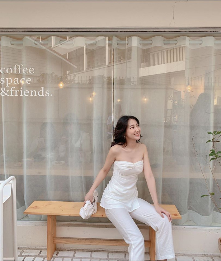 Kiều Ly đặc biệt yêu thích các set đồ màu trắng phối cùng túi xách cùng tông.