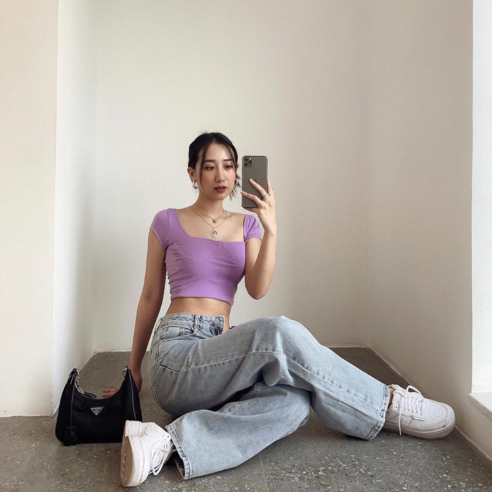 Không bỏ lỡ xu hướng màu tím của năm, Kiều Ly cũng chọn cho mình một chiếc áo croptop màu tím phối cùng quần jeans và giày sneakers vừa năng động vừa gợi cảm.