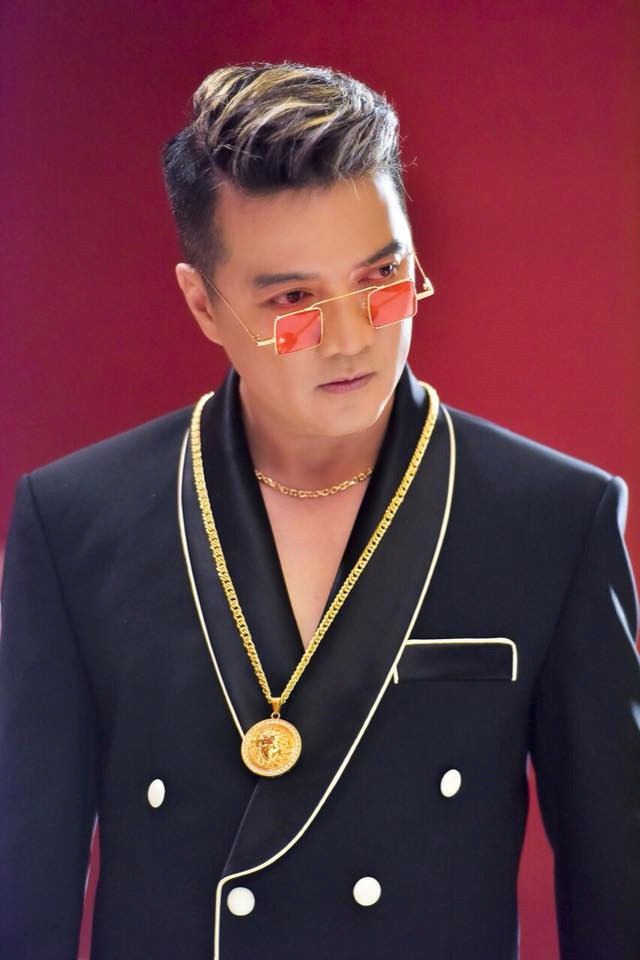 "Ông hoàng nhạc Việt" Đàm Vĩnh Hưng luôn đứng đầu danh sách những nghệ sĩ có cát-xê cao nhất suốt nhiều năm qua. Gần đây, trong một clip live stream, ca sĩ Vũ Hà đã vô tình tiết lộ cát xê của bạn thân mình khi nói: "Tôi nhớ, nó đi hát một đêm được có mười mấy ngàn đô thôi mà mua hẳn nhẫn 1 triệu đô". Sau đó, tại một chương trình khác, Vũ Hà nói thêm: "Cỡ sao hạng A như Đàm Vĩnh Hưng đi hát một đêm 17, 20 ngàn đô là chuyện bình thường".