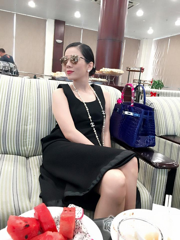 "Nữ hoàng phòng trà" Lệ Quyên cũng luôn đứng đầu top những nữ nghệ sĩ có mức cát-xê cao nhất. Vũ Khắc Tiệp từng tiết lộ, thu nhập của vợ chồng "nữ hoàng Bolero" là 7 triệu USD mỗi năm. Trong đó riêng của Lệ Quyên là 3 triệu USD. Bản thân Lệ Quyên cũng từng nói: "Tôi từng được mời hát đám cưới ở Sài Gòn. Tôi hét giá 15 ngàn đô để họ từ bỏ ý định, ai ngờ họ đồng ý luôn"