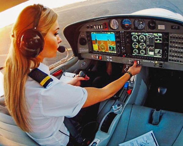 Michelle Gooris là một nữ phi công Hà Lan trẻ đẹp đang làm việc cho hãng hàng không RyanAir. Ảnh: Instagram.
