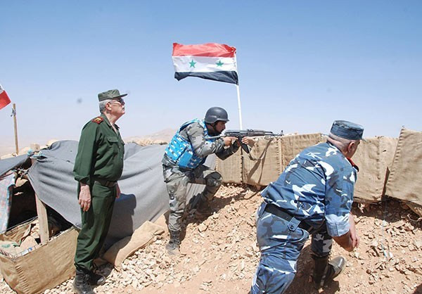 Đợt tấn công được lực lượng không quân Syria yểm trợ hỏa lực, không kích ác liệt vào chiến tuyến của IS và các vị trí tập trung binh lực. Ảnh: Farsnews.