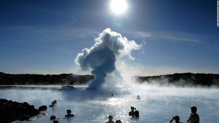 Blue Lagoon: Blue Lagoon nằm trong một mỏ nham thạch ở Grindavík ở phía tây nam Iceland. Nó thu hút du khách từ khắp nơi trên thế giới đến đây để ngâm mình trong làn nước khoáng nóng, giàu khoáng chất giữa bầu không khí mơ mộng. Ảnh: CNN.