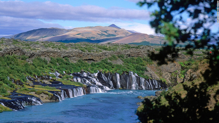 Hraunfossar: Cảnh đẹp tự nhiên ở miền tây Iceland là một loạt các thác nước chảy cao hơn 900 m so với dung nham của Hallmundarhraun. Ảnh: CNN.