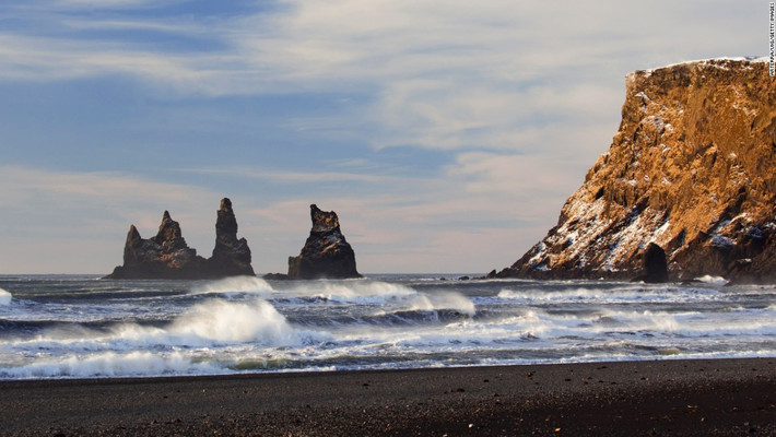 Reynisdrangar: Những đống đá bazan nổi bật nhô ra giữa bãi biển cát đen tuyệt đẹp ở chân núi Reynisfjall tại miền nam Iceland. Ảnh: CNN.