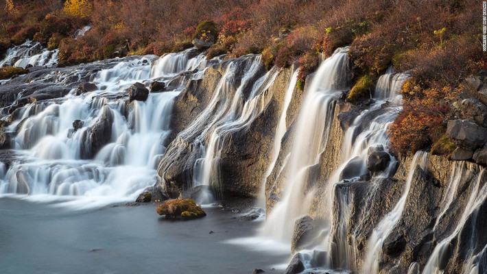 Hraunfossar - dung nham chảy từ một vụ phun trào từ ngọn núi lửa nằm dưới sông băng Langjökull. Nước chảy vào sông Hvítá. Ảnh: CNN.