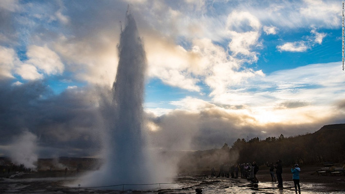 Những mạch phun nước ở Haukadalur: Strokkur Geyser là một trong những mạch nước phun nổi tiếng nhất ở Iceland, với chiều cao của mạch nước từ 15 đến 20m. Ảnh: CNN.