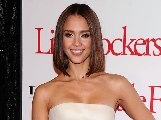 Nếu bạn có mái tóc thẳng tự nhiên như Jessica Alba, hãy thử để kiểu tóc bob dài hiện đại như cô ấy. Xu hướng tìm kiếm các kiểu tóc này cũng tăng 70% từ năm 2016. Ảnh: Getty.