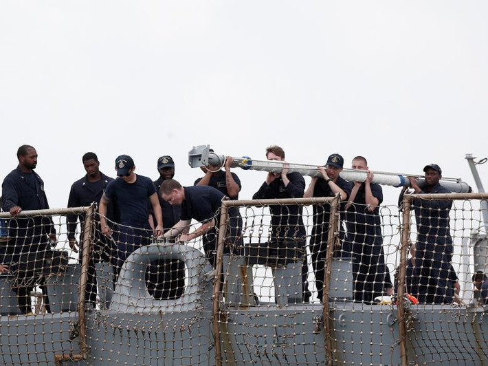 Nhân viên làm việc cho tàu khu trục USS John S. McCain. Ảnh: Reuters.