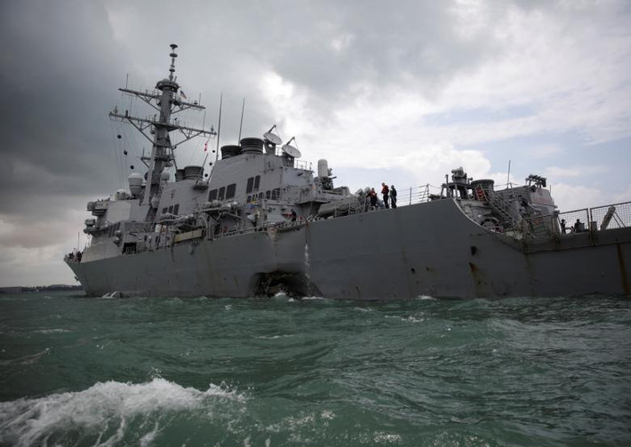 Tàu khu trục USS John S. McCain khi đang trên hải trình đến thăm Singapore đã va chạm với tàu thương mại Alnic MC tại phía Đông Vịnh Malacca và Singapore. Ảnh: Reuters.