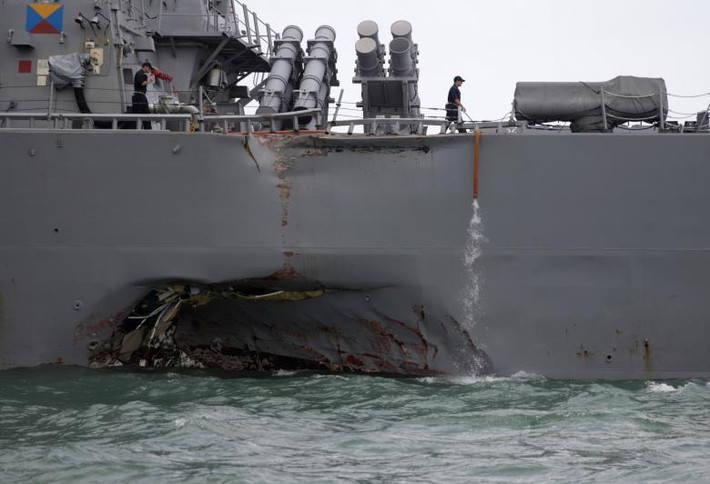 Sau vụ va chạm, tàu USS John S McCain mang vết sâu lớn ở bên mạn trái. Ảnh: Reuters.