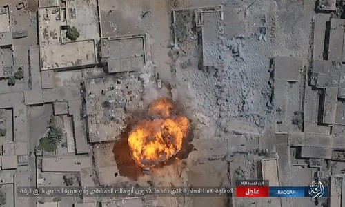 Chiếc xe đánh bom tự sát của IS phát nổ ở khu vực thành phố Raqqa. Ảnh: AMN.