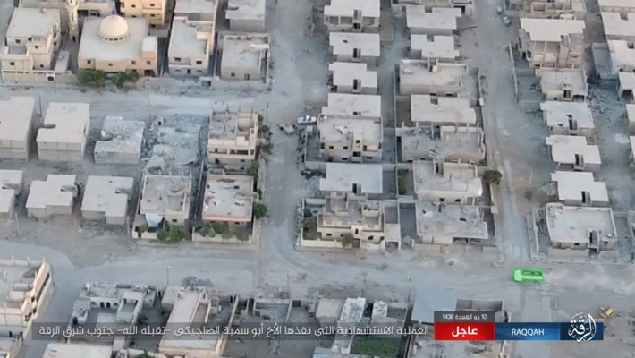 Trong cuộc chiến tại Raqqa, nhóm khủng bố IS vẫn sử dụng chiến thuật nhằm gây tổn thất cho lực lượng người Kurd do Mỹ hậu thuẫn bằng cách tiến hành các vụ đánh bom xe liều chết. Được biết, thành phố Raqqa vốn được phiến quân IS coi là thủ phủ của chúng tại Syria. Ảnh: AMN.