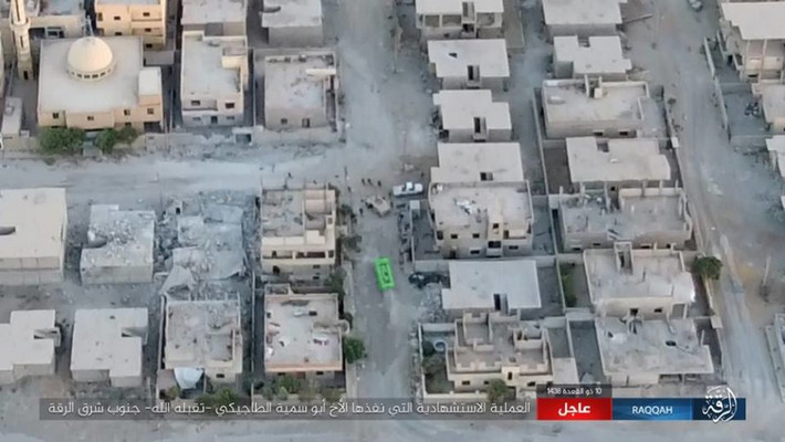 Al Masdar News đưa tin ngày 3/8, phiến quân IS dường như đang tuyệt vọng trong cuộc chiến ở Raqqa (Syria) và chúng đang tăng cường thực hiện các vụ đánh bom tự sát nhằm vào lực lượng người Kurd trong thành phố này. Ảnh: AMN.