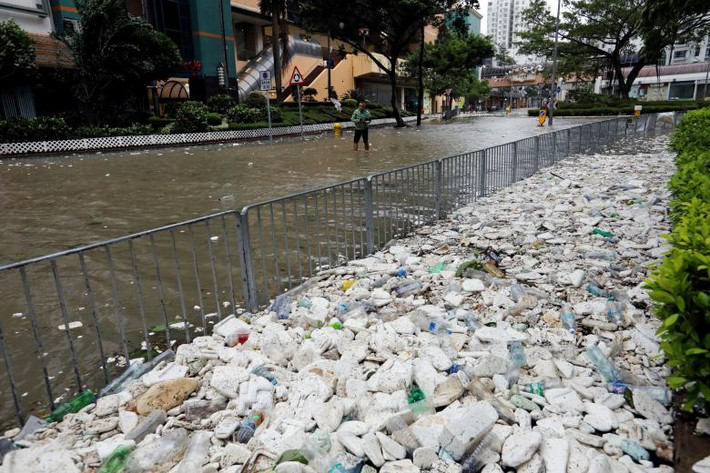 Cảnh báo bão ở Hong Kong được nâng lên mức 10, mức cao nhất trong vòng 5 năm trở lại đây. Trong hình là rác thải nổi trên vỉa hè ở đường phố Hong Kong. Ảnh: Reuters.