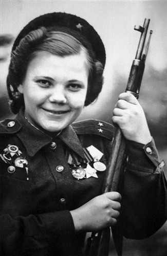 3. Nina Lobkovskaya: Nữ xạ thủ này gia nhập quân đội Nga sau khi mất cha trong cuộc chiến năm 1942. Trong trận chiến Berlin năm 1945, Nina đã chỉ huy một đội quân gồm 100 tay bắn tỉa nữ. Nina được ghi nhận đã bắn chết 89 tên địch.