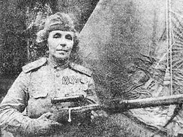 2. Nina Pavlovna Petrova: Nina Pavlovna Petrova còn được gọi là "Mama Nina" và cũng là một trong những tay súng bắn tỉa người Nga lớn tuổi nhất trong Thế chiến II. Bà sinh năm 1893 và đã 48 tuổi khi bà tham gia chiến tranh. Petrova được cho là đã kết liễu 122 tên địch.