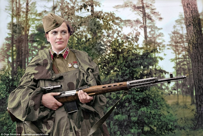 1. Lyudmila Pavlichenko: Cô là nữ xạ thủ người Nga nguy hiểm nhất trong Thế chiến II có biệt danh là "Quý cô tử thần". Chỉ trong chưa đến 1 năm chiến đấu, cô đã giết chết 309 quân địch, bao gồm 36 lính bắn tỉa. Sau khi bị thương nặng, Pavlichenko đã lui về huấn luyện các đơn vị lính bắn tỉa của Hồng Quân Liên Xô cho đến khi chiến tranh kết thúc.