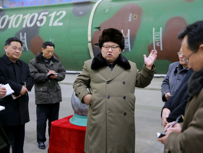 Sau khi cha ông qua đời, Kim Jong-un đã nhanh chóng tuyên bố là "Lãnh tụ tối cao" của Triều Tiên. Khi Kim Jong Il chết vì một cơn đau tim vào ngày 17/12/2011, chàng trai trẻ Kim Jong Un đã thừa hưởng quyền chỉ huy quân đội, một kho vũ khí hạt nhân và quyền kiểm soát tuyệt đối Triều Tiên. Ảnh: BI.