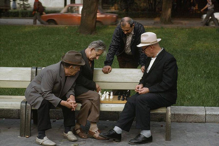 Mọi người chơi cờ trong một công viên ở Lviv.