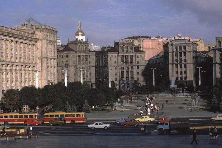 Quảng trường Cách mạng Tháng 10 ở Kiev.