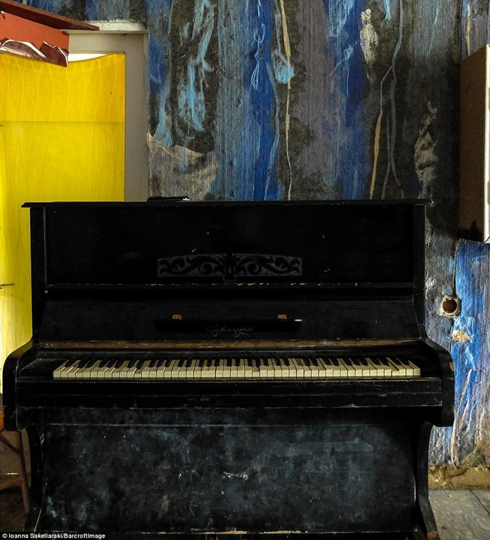 Chiếc đàn piano may mắn vẫn còn nguyên vẹn. Ảnh: ER.