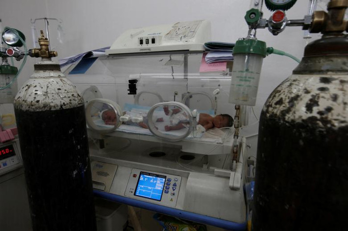 Người ta đã thấy được những mầm sống mới ở Mosul sau khi thành phố này được giải phóng hoàn toàn vào tháng trước. Bé sơ sinh này đang được chăm sóc đặc biệt tại bệnh viện phụ sản Al-Khansa ở Mosul, Iraq. Ảnh: Reuters.