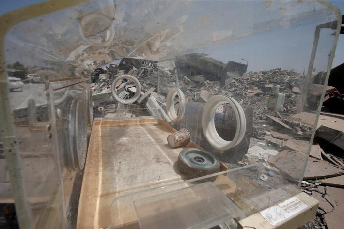 Thiết bị chăm sóc đặc biệt của bệnh viện Al-Khansa nằm giữa đống đổ nát ở Mosul. Bệnh viện Al-Khansa từng bị hư hỏng nặng khi phiến quân IS chiếm đóng. Sau khi quân đội Iraq đánh đuổi phiến quân IS, bệnh viện này đã được trùng tu và vẫn là cơ sở sản sinh chính quyền của người dân thành phố Mosul. Ảnh: Reuters.