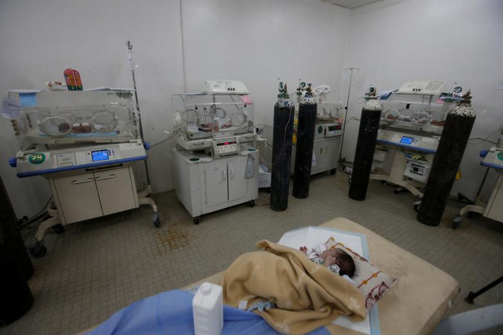 Bệnh viện Al-Khansa mở cửa trở lại chỉ vài tuần sau khi phía Đông Mosul đã giải phóng khỏi sự chiếm đóng của IS vào tháng Giêng. Ảnh: Reuters.