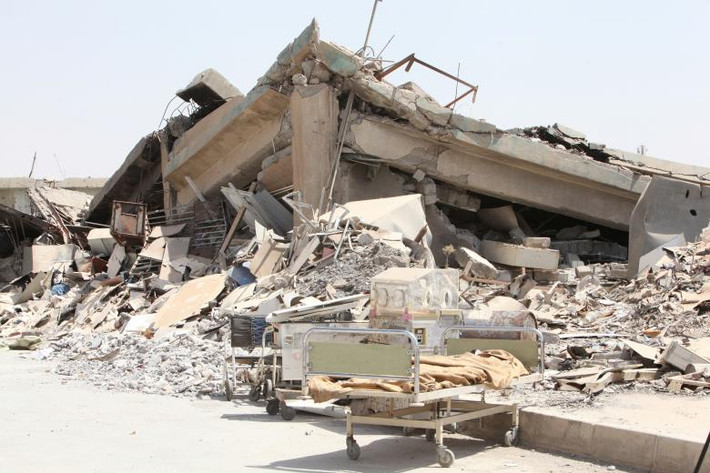 Khi lực lượng Iraq bắt đầu chiến dịch giải phóng thành phố Mosul vào năm ngoái, các chiến binh IS đã chiếm đóng bệnh viện Al-Khansa, đuổi các bệnh nhân đi và thậm chí còn bắn nhân viên y tế để họ rời khỏi nơi này. Ảnh: Reuters.
