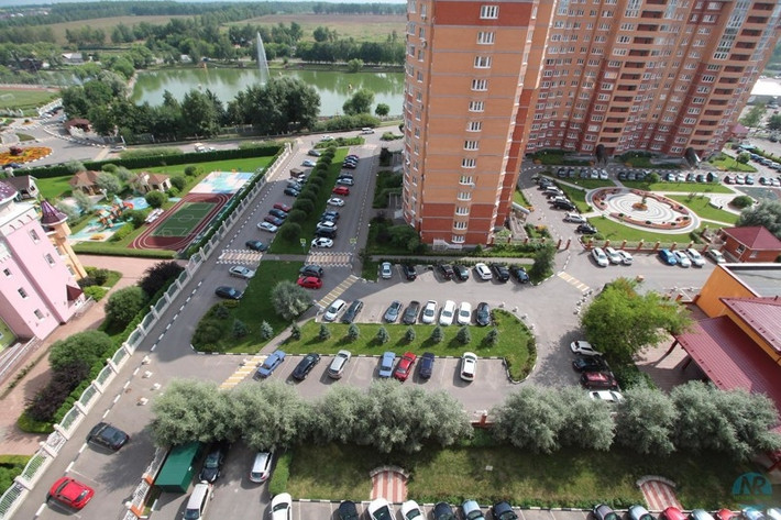 Bên trong rất nhiều các bãi đỗ xe dành cho người dân. Có thể thấy đời sống dân cư ở đây khá cao. Ảnh: ER.