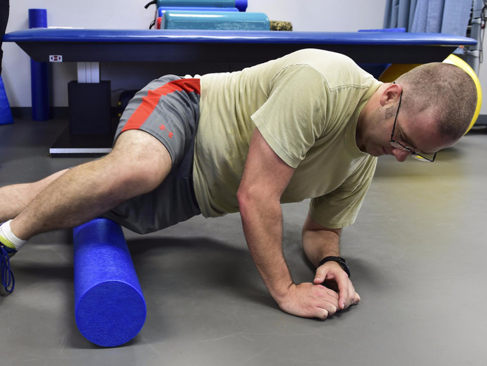 3. Tập thể dục với ống lăn Foam Roller: Tập luyện với Foam Roller được chứng minh là giúp tăng phạm vi chuyển động của bạn, tăng tính linh hoạt và giúp máu lưu thông vào cơ bắp nhanh hơn. Ảnh: Creative.